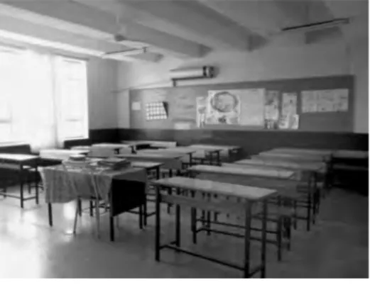 図 5　A 小学校の教室内部 学年 １年 ２年 ３年 ４年 ５年 ６年 計 男 68 55 41 38 67 36 305 女 63 36 42 28 35 27 231 不明 11 8 8 5 5 1 38 計 142 99 91 71 107 64 574表 1　A 小学校の学年・男女別生徒数 注：性別のデータがないため、名前から男女を推定した。判別できない場合を不明とした。ロメートルほどである。市内のシリア人の人口は不明であるが、1 万人程度と推計される。A 小学校に勤務する校長以下教職員は全員シリア