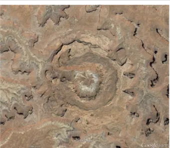 図 30  Second Overlook の断崖から Upheaval Dome の地形と 地質構造を観察。 