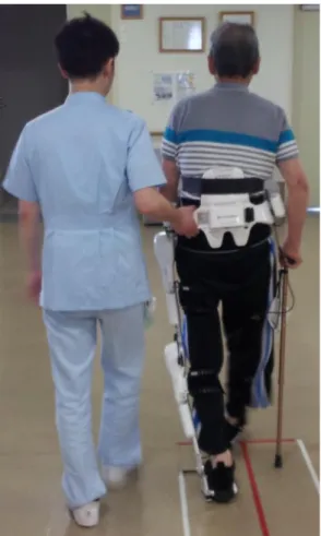 図 7：脳卒中患者にロボットスーツ HAL ® 福祉用  (単脚型)  を使用して歩行練