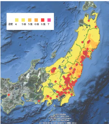 図 1.6 「011 東日本大震災に け 天井落下被害と震度分布の関係  。赤丸 天井落下被害 あ た場所 示 )  「011 」 11 日の東日本大震災 、夥 い数の天井落下事故 報告さ てい 文部 科学省の 成 「」 6 の調べ 1600 棟以 の学校施設 天井落下 報告さ 、 同 400 以 の学校施設 照明落下 報告さ てい 国土交通省の 成 「4  ４ の調べ 、 天井落下施設の数 約 「,000 施設に及び、 少 と 人 死亡、 人 負傷 て いたと てい 本報告 「011 の東日本大震災の被害