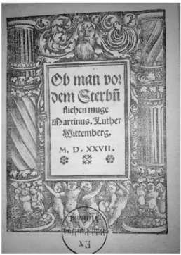 図 7 ルター『人は死のために疫病から逃亡するべきか』（1527 年）の表紙 この著書のほかにも、ルターは、『卓上語録』（1542 年）のなかで、食事の際に、 学生に尋ねられて疫病について口頭で論じている。話題は、《牧師は疫病の流行し た時に都市から逃げるべきか否か》（No.5503）というものである。この『卓上語 録』は、後に宮廷の牧師になったフライブルク生まれのカスパー・ハイデンライヒ （1516〜1586）が筆記したもので、ひどいザクセンなまりの方言で筆記されている。 彼は、わずか 12 歳でヴィッテ