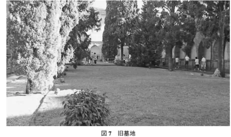 図 8 サン・ミニアートの共同墓地 功績のあった人の墓。右手遠方にアルノ川とフィレンツェ旧市街が展望される。図7旧墓地ファサードの右側の入口から入ったところ。遺骸は撤去されて今はない。 ― ６ １ ―イタリアの黒死病関係史料集︵七︶