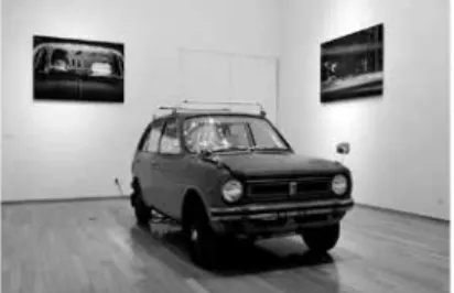 図 18　國府理　《自動車冷蔵庫》　1998 年（写 真 作 品 は 2005 年 ）　 自 動 車、 業 務 用 冷 凍 機　 140 × 130 × 300 cm　アートコートギャラリー での展示風景（2005 年）　撮影：豊永政史