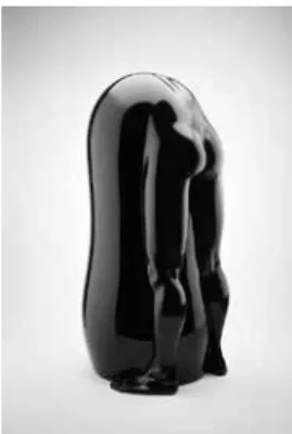 図 11　青木千絵《BODY 17-3》2017 年　漆、 麻布、スタイロフォーム　個人蔵　池田ひらく 撮影　※本展会期中は作家蔵 （11） 点図の作成にあたり、ミュージアム・ア クセス・ビューの大向久子氏にご協力いただい た。点図を指で読み取るのが困難な方もおり、 鑑賞する際に付き添う人のことばによる助けが 重要であるという助言もいただいた。点図印刷 には、神戸の点訳ボランティアグループ連絡会 のご協力を得た。  （12） 練り消しは I-Z CLEANER（バニーコル アート）、スコッチ両面テープ掲示用