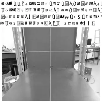 図 6 に示した鋼板４枚を連結した箱の床にロボットを配置 し，ロボットの前方の壁に縦・横方向ともに 200mm 間隔で 印を貼りつけた．なお，ロボットは壁から 450  mm 離した． ロボットに設置したカメラで撮影した静止画を， 図 11 に示す． あまりにも目先しか見えていない Ai-ball や Webcam に対 して， NCM-03S の方が，視野が広いため，ロボットを操縦し やすそうな状態にある． NCM-03S は広角レンズを採用してい るため，画角が広く，広範囲を映し出すことが可能である． 