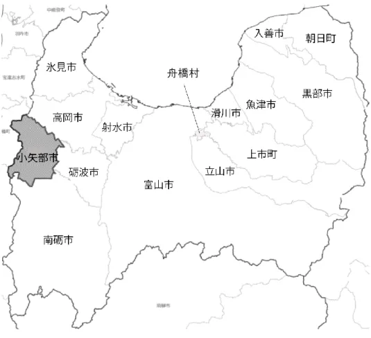 図 1  小矢部市の位置（ 「地理院地図  電子国土 web」より作成） 1．小矢部の自然と地理・地形  小矢部市は、高岡市、砺波市、南砺市、石川県河北郡津幡町の 4 つの市町と隣接し、富山 県の最西部に位置する町である。面積は 134.07 ㎢で、東西 13.88 ㎢、南北 17.65 ㎢のやや縦長の形状をしている(図 1)。   富山県の地形は、東から南にかけて 3000m 級の山々が並ぶ立山連峰がそびえる。南県境では 1000m を超える山が並び、それがだんだん低くなり丘陵性産地となって平野に臨んでい