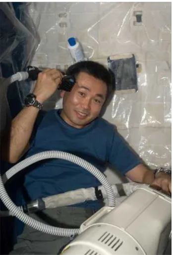 図 3.1-8  個室で散髪する若田宇宙飛行士