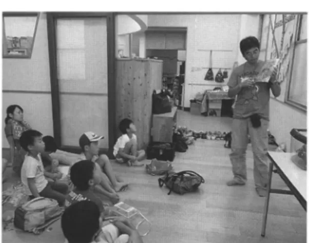 図 2 . 完成した絵本 「 にほんざりがに」 の文章とともに，ニホンザリガニの らしさ"を描 き上けてもらうため，画家と現地を何度も訪れ，生 息地でのニホンザリガニの様子を観察することによ り，著者が感じていることを現場で伝え，絵をかい てもらった(図 2 ) 