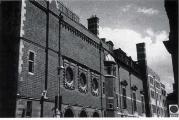 図 4 University  of  Cambridge  (Cambridge) の研究 室の建物. 採集されたものである. その成果は 1903‑1906 年 に The Fauna and Geography of the Maldive and  Laccadive  Archipelagos  (全 2 巻) として出版され たほか， Transactions of the Linnean Society の Vol 氾 I‑ X¥弓 1 (1907‑1925 年発行) に多くの論文が 公表され