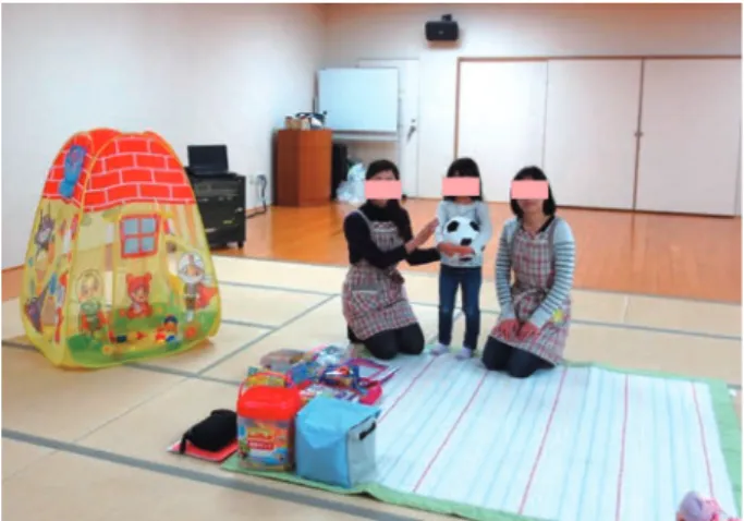 Fig. 1 Childcare  persons  and  a  child  in  the  daycare  nursery  center  at  the  44th  Annual  Meeting  of  the  Japanese  Society  for  Cardiovascular  Surgery  (2014,  Kumamoto)所」「託児サービス」など多くの表現を用いているが，出典に表現されている文言をそのまま用いた．そして，ここでは乳幼児から就学児を一時的に預かる設備