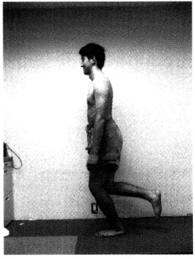 図 2 　 Knee 　 Extensl （ ， n （ KE ） 2 ， 第 1 。 果題 　 膝 関 節 30 度 屈 曲 位 で の OLS を 2 分 間保 持 させ ， 筋 電 図 を 紀 録 し た （ 図 1 ） 。 ま た ， こ の 課 題 実 施 時 の AEMG を MVC に よ り 算 出 さ れ た AEMG で 補 正 し ， 相 対 的 な AEMG （ ％ MVC ＞ と し た 。 こ の 際 ， 支 持 脚 の 膝 関 節 角 度 を 側 方 よ り 角 度 計 を 使