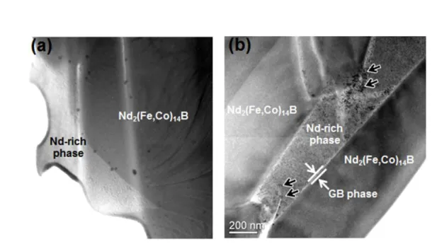 Fig. 3-7 TEM-BF images obtained from the areas around Nd-rich phase in (a) the original and (b) the  Tb-sputtered magnets