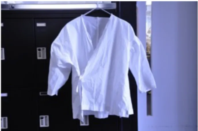 図 3  プロトタイプ 1 外観  (2) プロトタイプ 1 の実験  a)実験目的    第２章の既存の衣服との差分を測ることを目的とする。 甚平は一般的には袖が短いため、袖の長さを長袖にし既 存の衣服と揃え、肩と肩口、前を止める部分の検証を行 う。  b) 実験方法    第 2 章同様、腕を縛り着用させ、その様子を 2 定点の カメラで撮影し、動画解析ソフトウェア「Kinovea」を使 用して解析をする。プロトタイプ 1 は前を紐で縛って止 めるものとなっており、縛り方を統一するため、実験時 は緩く結