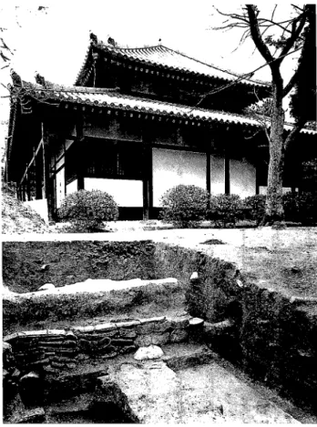 図 1 7 1 瓦積基箇と現四王堂{北西か 5 1 平坦に削平しており、基壇部分のみ黒褐色シルトを約 2 0 c m の厚きで敷き、さらにこの上に石混明黄色土や黒褐色 士などを丁寧に版築して積み上げていた。地山上面から の基壇現状高は、約 0.7m である。基壇縁は、基壇士を 積み上げてから、一部を削り落としてから、瓦や凝灰岩 を据え、さらに裏込め士を入れる瓦積基壇。ただし、調 査区の北半では平瓦の側面を外向きとするのに対して、 南半は基底部に凝灰岩をその上に軒平瓦の瓦当部を外側 にして並べ、そして平瓦をの