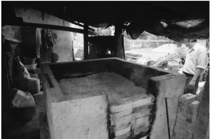 図 7 ）、 ông vôi có quai （石灰壺）、 bình  để tiền （貯金箱）、 cốc ngũ  cốc （五穀壺：図 8 ）などである。昔は Đồi   12  B 3） 近くで土を採取していたが、現在土の採取が禁止されており、水田の下の土である象牙色の 粘土（đất sét màu ngà）、黄色粘土（đất sét màu vàng）を買っている。  土は購入後、夾雑物を取り除きながらうす切りを繰り返し、水に浸し、踏みつけ、すりつぶし、そし てこねる。  焼成前の製品乾燥は雨天の