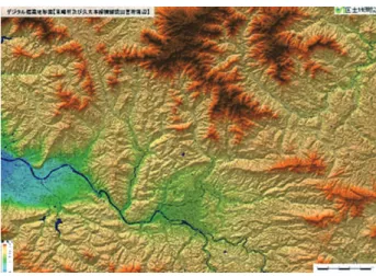 図 -1  デジタル標高地形図【東峰村及び久大本線橋脚流 出箇所周辺】 4.  政府調査団への職員派遣   発災直後の 7 月 7 日に福岡県に派遣された政府調 査団は，福岡県知事及び朝倉市長と意見交換，朝倉 市の災害対策本部，避難所（ 2 箇所） ，比良松中学校， 朝倉市杷木星丸地区等を視察し（写真 -2 ），土砂崩壊 や流木被害の状況及び現地のニーズ調査を行った． 大木応用地理部長はこの調査団に参加し，朝倉市杷 木星丸地区において，現地入りしていた国土地理院 ランドバード（ GSI-LB ）を副大臣，知
