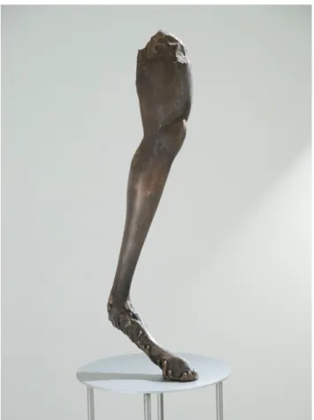 図  15  加藤佑一「Floating in the air」ブロンズ  63×４×22cm 2019 年