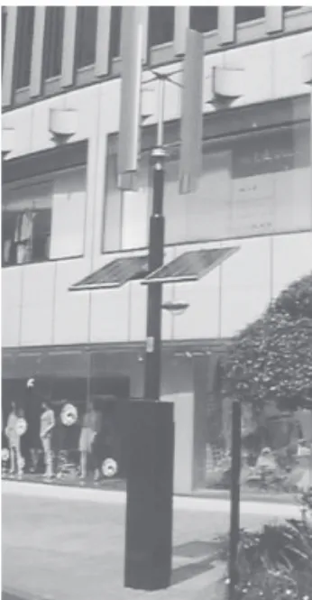 図 6　街灯などに利用されているハイブリッド発電システム（東京都千代田区有楽町） 0.0  0.5  1.0  1.5  2.0  2.5  3.0  3.5  4.0  4.5  5.0  0  50  100  150  200  250  300  350  400  450  500   1  4  7  10  13  16  19  22  風力発電量（kWh/年）太陽光発電量（kWh/年） 時刻 太陽光  風力  図 7　発電量の日変化（2011年）
