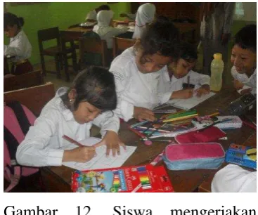 Gambar 12. Siswa mengerjakan 