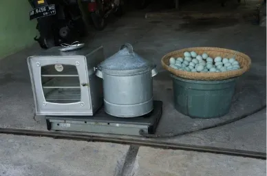 Gambar 16. Peralatan untuk mengukus telur, berupa dandang (soblok), oven, dan kompor.