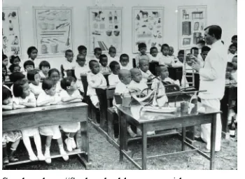 Gambar 2.11 Suasana pendidikan zaman penjajahan yang serba terbatas.