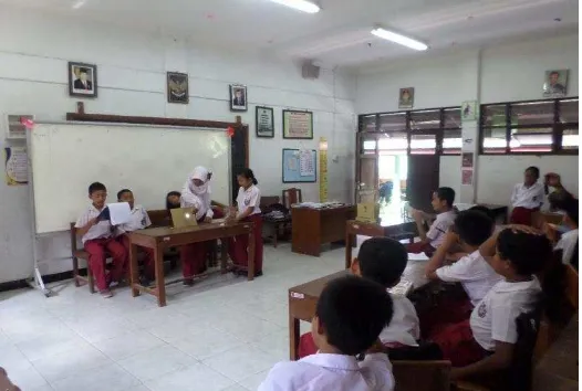 Gambar 32. Kelompok II pada Siklus I Menyajikan Laporan Akhir Kelompok  di dalam Forum Kelas 