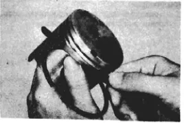 Gambar 13. Mengukur keausan celah atau alur ring torak  (Anonim, 1981: 3-40) 