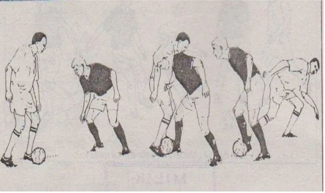Gambar 5. Merebut bola (Sucipto, dkk. 2000: 35) 