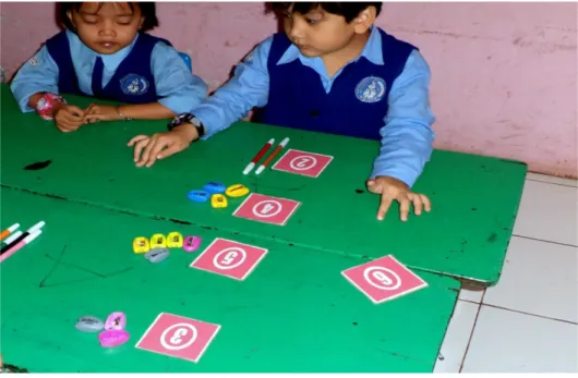 Gambar 3: Anak didik sedang menunjukkan/memasangkan lambang bilangan  dengan benda-benda 1 sampai 10