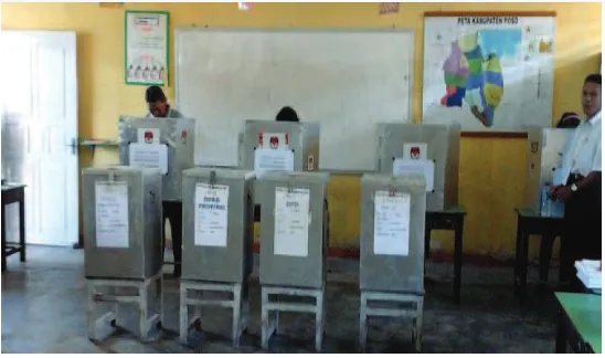 Gambar : 10.1 Rakyat sedang memberikan suaranya pada pemilu legislatif, merupakan bagian dari proses demokrasi di Indonesia