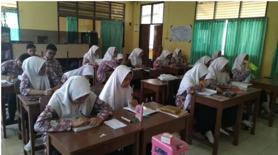 Gambar ini menjelaskan siswa MAN 4 Jakarta sedang mengikuti proses belajar  mengajar di dalam kelas 