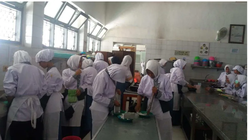 Gambar 4. Suasana pada saat Siswa sedang melakukan Praktik Dasar Pengolahan Makanan 