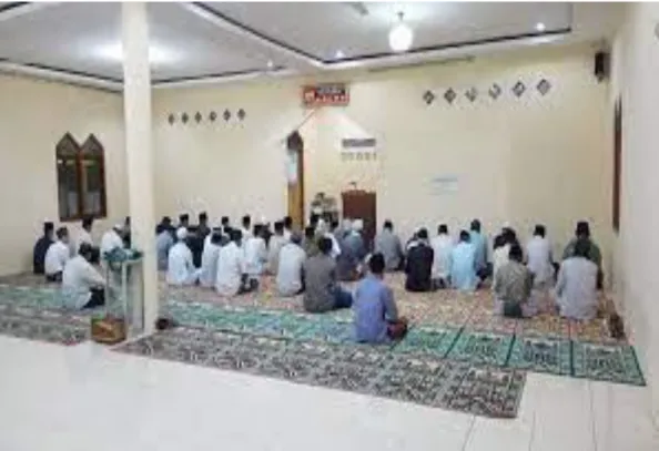 Foto remaja melaksanakan sholat subuh berjama’ah di masjid 