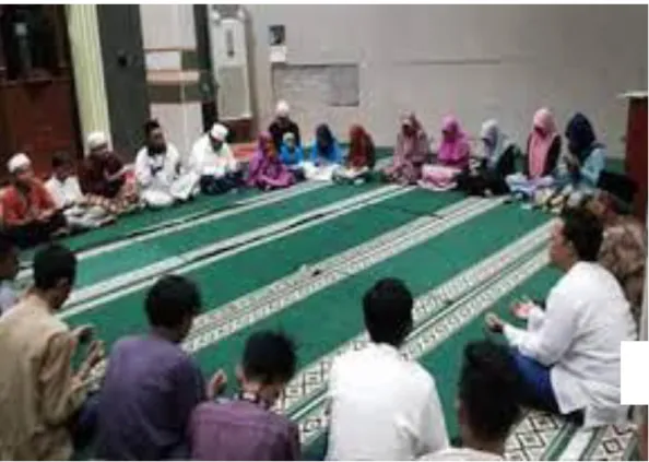 Foto remaja melaksanakan yasinan di masjid 