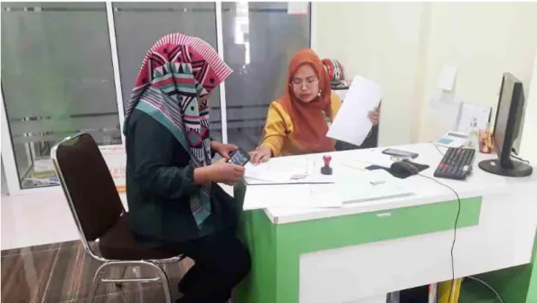 Foto 2. Dokumentasi dengan Ibu Nofa,   Customer Service BPRS Rajasa Lampung Tengah, 