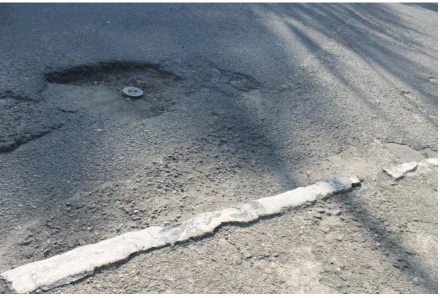 Gambar 2. 5. Kondisi jalan yang bolong  