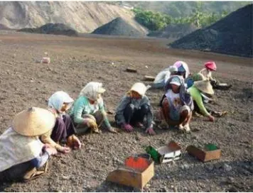 Gambar 3. Para pekerja di area Tambang Mangan, Manggarai(gambar Red. Flores Pos)