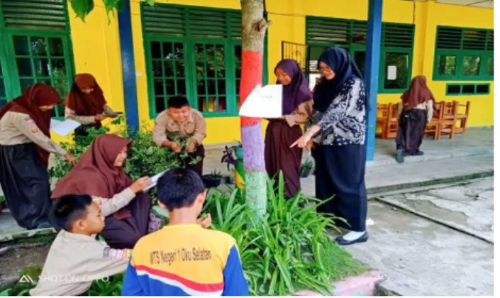 Gambar 4.2 siswa mengamati objek di lapangan  