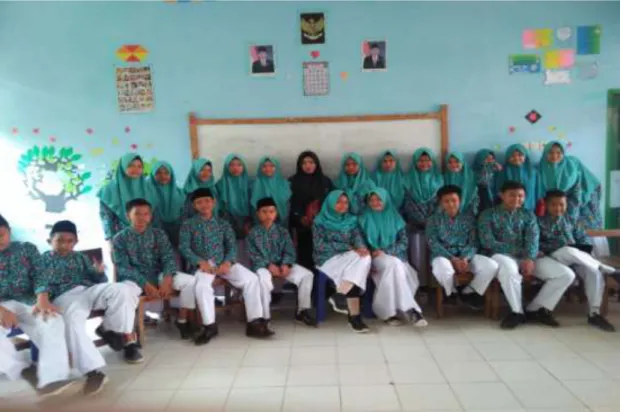 Foto bersama anak siswa-siswi Madrasah tsanawiyah negeri 5 kaur 