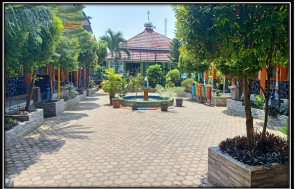 Gambar 6 : Sarana Ibadah dan Taman Sekolah Dasar Islam Terpadu Iqra’ 1   Kota Bengkulu