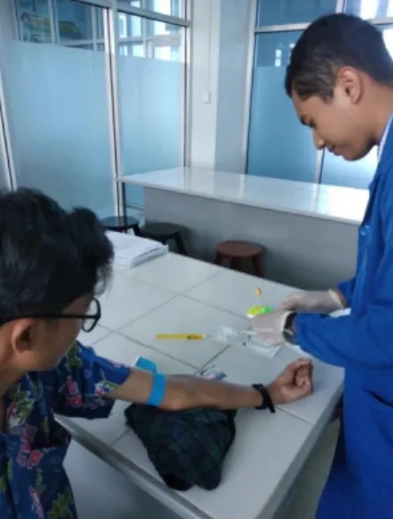 Gambar 4c. Darah Dimasukan Dalam Tabung Vakum 