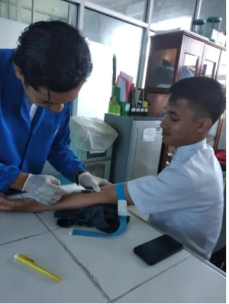 Gambar 4a. Persiapan Alat Sampling    Gambar 4b. Proses Pengambilan             Darah Vena 