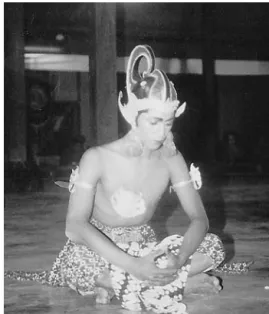 Figure 9.1 Refined male dancer sits in sila marik ělu. Dance drama by Siswa Among B ě ksa, Yogyakarta, 1983.