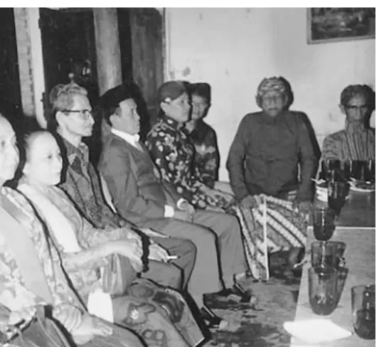 Figure 9.2 Formal politeness and non-interaction at the exchange of rings in a household in the palace enclave, Yogyakarta, 1983.