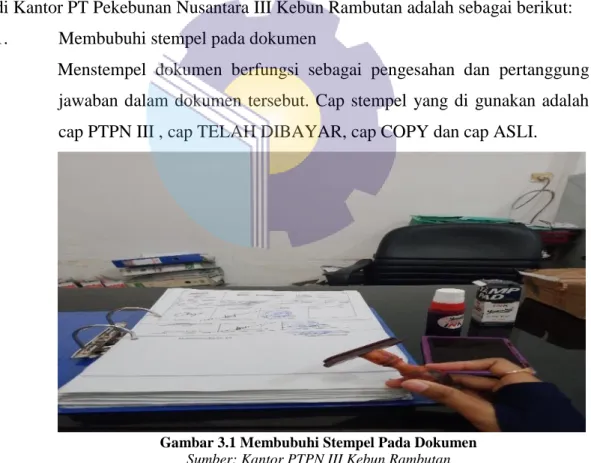 Gambar 3.1 Membubuhi Stempel Pada Dokumen  Sumber: Kantor PTPN III Kebun Rambutan 