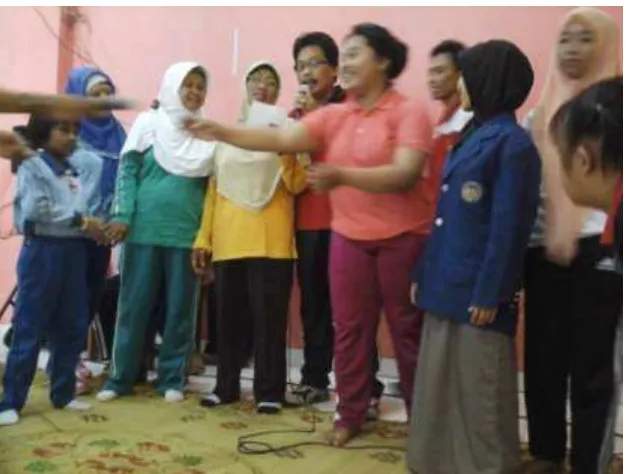 Gambar menyanyi bersama guru-guru SLB 1 Yogyakarta. 