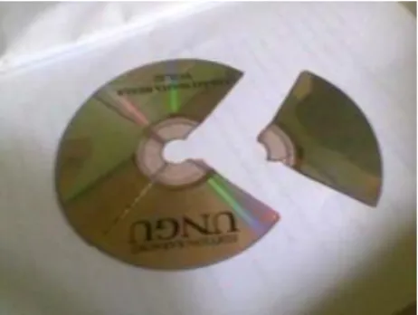 Gambar 2: media kepingan CD  (compact disk )  pecahan   dibaca “ satu per  empat “ 