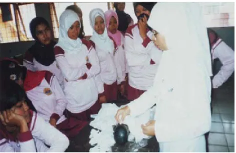 Gambar 5. Siswa Kelas XI Busana sedang Praktek Pelajaran Agama Islam  (cara Memandikan manyat) 