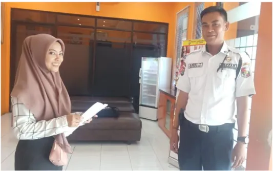 Foto 4. Wawancara dengan Bapak Andri, selaku Security  PT. BPRS Kotabumi Kantor Pusat Kotabumi Lampung Utara 