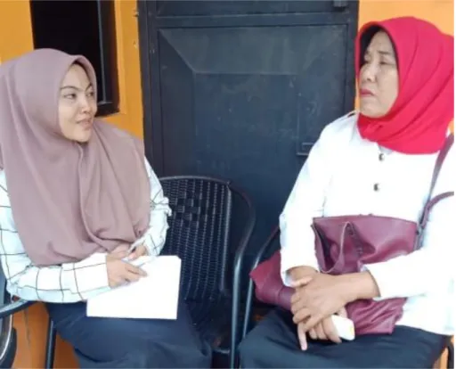 Foto 6. Wawancara dengan Ibu Nurul, selaku Nasabah  PT. BPRS Kotabumi Kantor Pusat Kotabumi Lampung Utara 